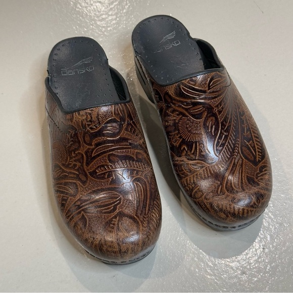 Dansko Shoes - Dansko Women’s clogs Size 37 Brown Tooled Clogs Embossed Floral Nursing Shoes